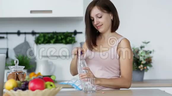 女人正在喝粉红色药丸视频的预览图