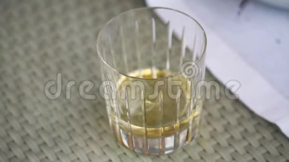 服务员把冰块放进装有威士忌的玻璃杯里桌子上放一杯威士忌一杯威士忌放冰块一杯视频的预览图