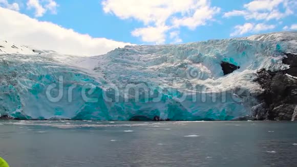 美国阿拉斯加威廉王子湾蓝色冰川墙全景视频的预览图
