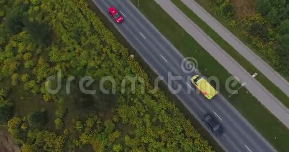 无人机公路上的紧急汽车飞行视频的预览图