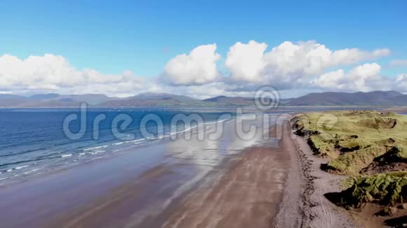阳光明媚的一天爱尔兰美丽的罗斯比海滩视频的预览图