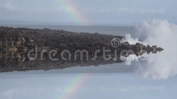 在大西洋海岸以慢动作的彩虹折射出的狂浪视频的预览图