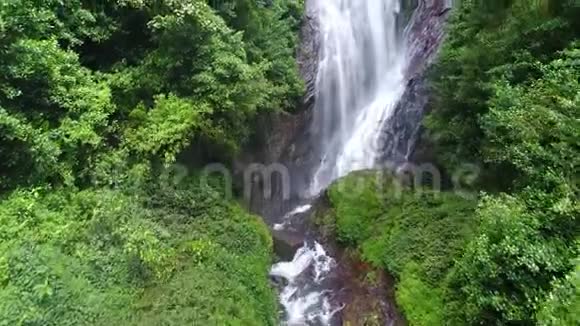 在斯里兰卡的亚当山顶上空中的水流向岩石山视频的预览图