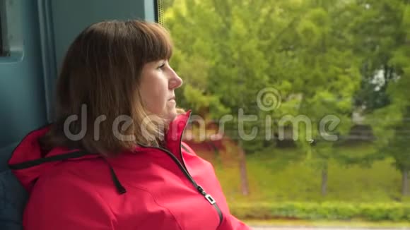 靠窗的火车上的女人视频的预览图