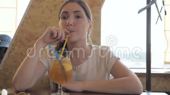 咖啡馆里的美女喝着鸡尾酒视频的预览图