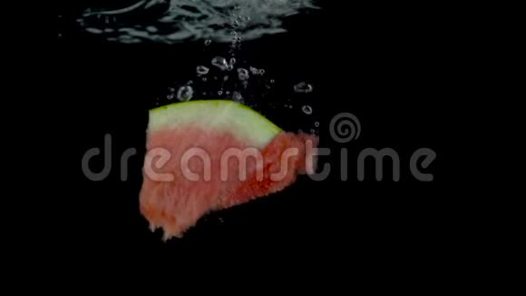 一片片西瓜落在水中漂浮黑色背景慢动作视频的预览图