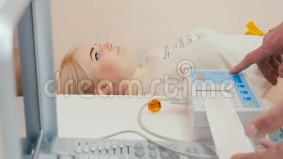 这位妇女在做心电图时躺在诊所的办公室里视频的预览图