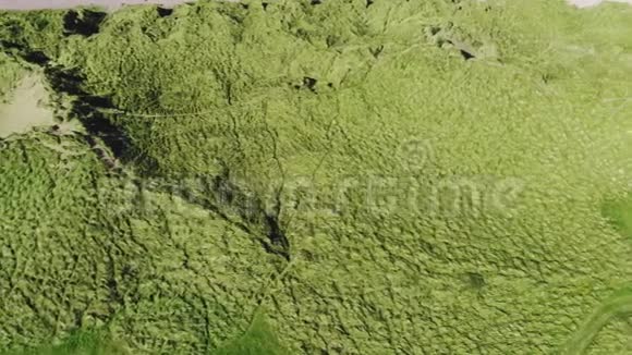在爱尔兰海岸的绿草如茵的沙丘上飞行视频的预览图