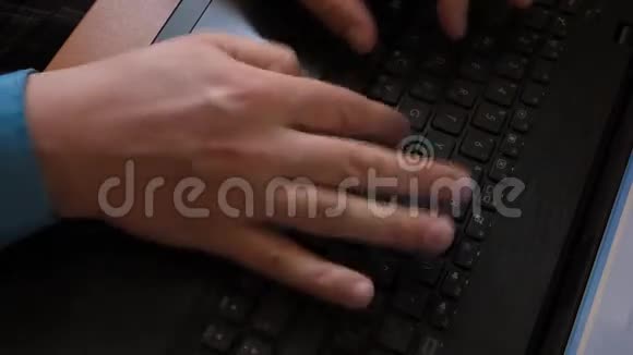 笔记本电脑键盘顶视图视频的预览图