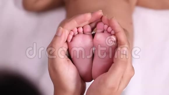 新生婴儿脚妈妈抱着刚出生的婴儿腿视频的预览图