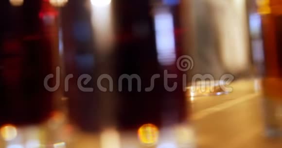 三杯威士忌在酒吧柜台4K视频的预览图