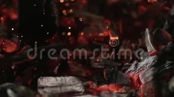 燃烧煤与铁棍混合视频的预览图