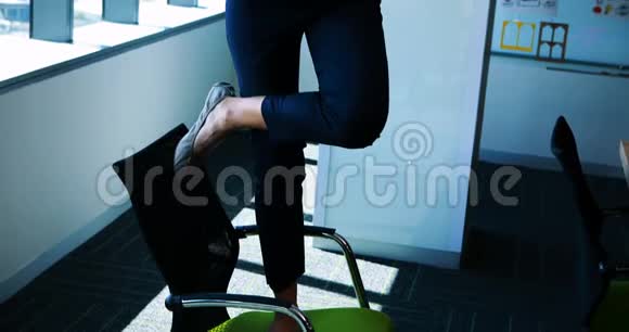 女高管在办公桌上练瑜伽视频的预览图