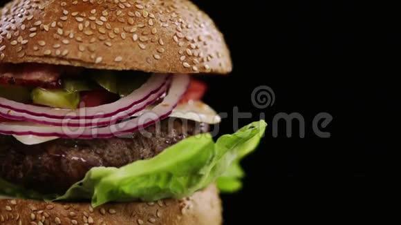 黑色背景上美丽多汁的汉堡特写镜头视频的预览图