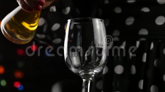 白葡萄酒装满一杯女人在黑暗中喝一杯红酒节日气氛慢动作视频的预览图