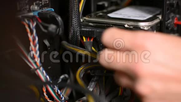 技术员在个人电脑内部的硬盘上插入电线视频的预览图