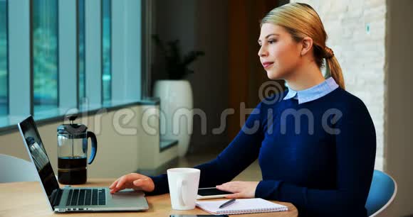 女高管在笔记本电脑上打视频电话视频的预览图