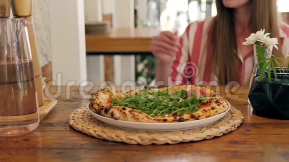 披萨店的厨师准备一个披萨并用意大利火腿装饰它绿色草本植物接近视频的预览图