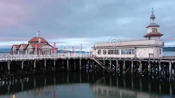 废弃码头海上维多利亚式木制建筑废弃云水时间流逝苏格兰杜农视频的预览图