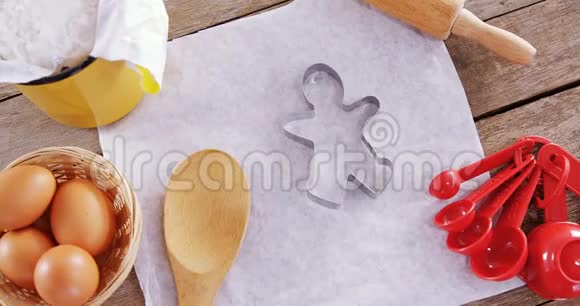黄油纸面粉擀面杖饼干和鸡蛋放在木桌上4k视频的预览图