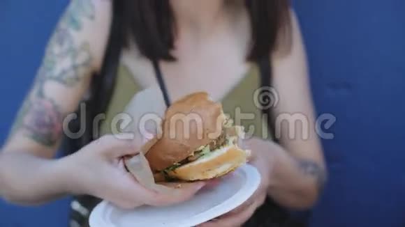 两个人共用一个美味的汉堡视频的预览图