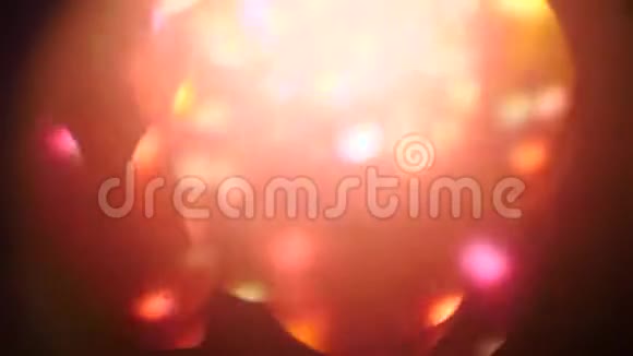 红球分散抽象背景生动的颜色模糊颜色眩光紫色背景4k复制空间视频的预览图