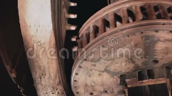 4K巨大的木制齿轮旋转在一起特写传统风车机构内部古代钟表旋转得很快视频的预览图