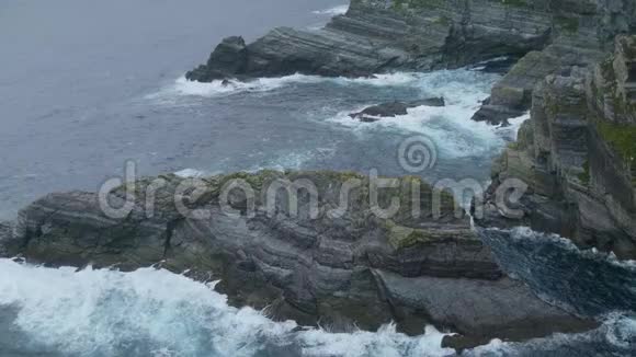 狂野的海水冲击着爱尔兰岩石海岸视频的预览图