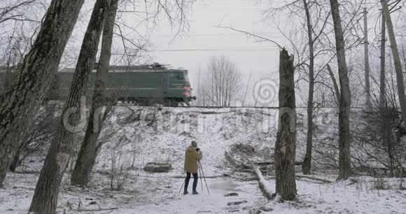 在冬天制造经过货运列车的画面视频的预览图
