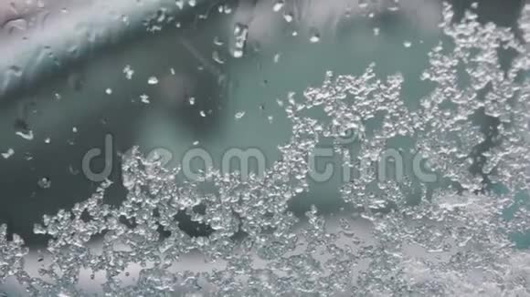 小雪花落在玻璃上视频的预览图