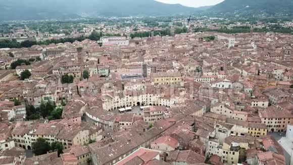卢卡市圆形剧场广场空中观景意大利视频的预览图