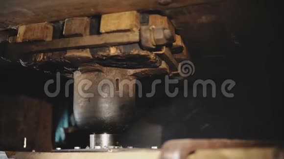 4K轮在传统风车内转动旧的荷兰磨坊机制木轮齿轮工作细节特写视频的预览图
