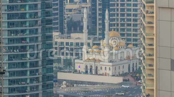 AlRaheem清真寺之间的摩天大楼时间推移在码头步行迪拜码头迪拜阿联酋视频的预览图