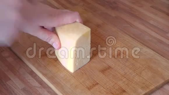 女人用手切奶酪视频的预览图