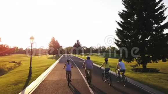 一群在户外骑自行车的年轻人视频的预览图