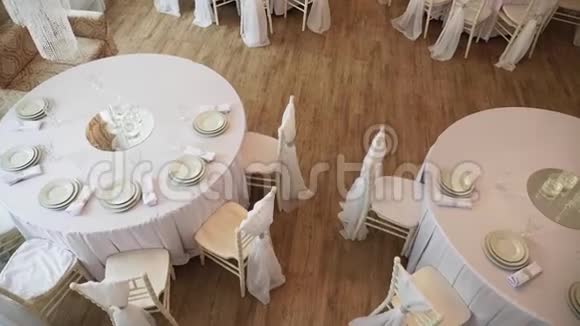 一张有白布的桌子上面有盘子和餐巾纸视频的预览图