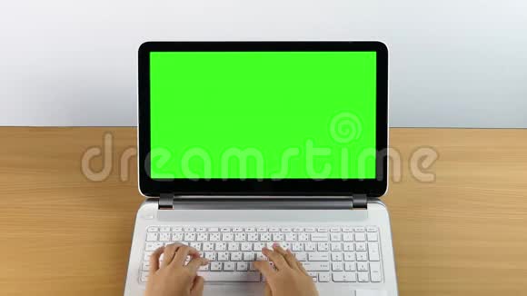 输入笔记本电脑和绿色屏幕监视器视频的预览图