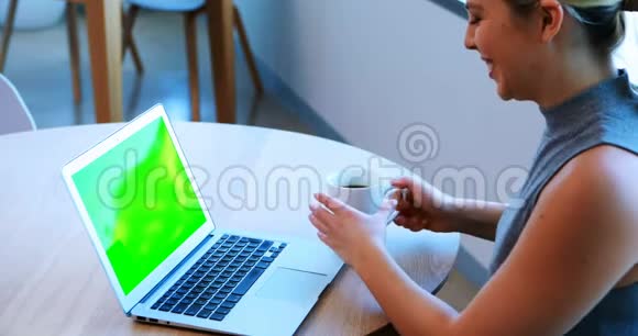 女高管在笔记本电脑上打视频电话视频的预览图