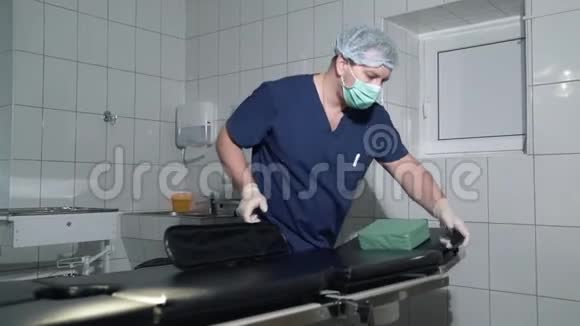 院内医生调整手术台外科医生为手术准备一张桌子和医疗设备视频的预览图