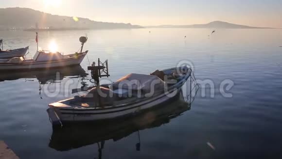 走近黑山湾一艘白色木船船上有橙色浮标视频的预览图