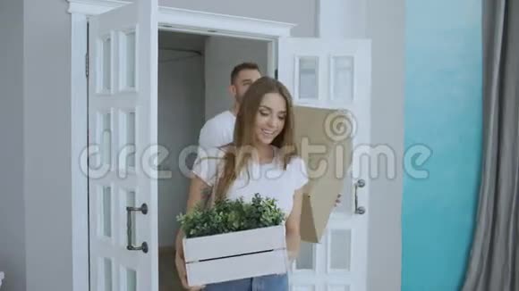 年轻幸福的一对夫妇在搬家后第一次在新房子里散步视频的预览图