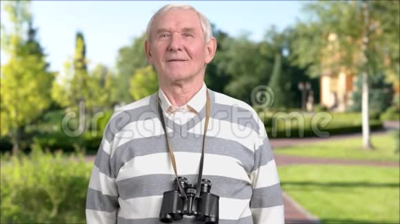 带双筒望远镜的白人退休人员视频的预览图