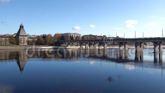 大河上的路桥十月日俄罗斯普斯科夫视频的预览图