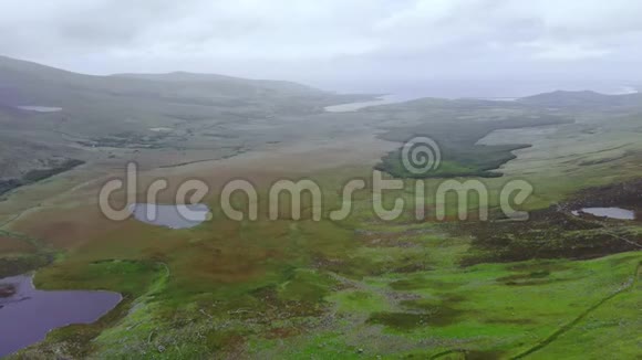 在爱尔兰定乐半岛的山谷上空飞行视频的预览图
