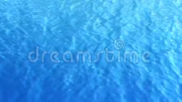 特写抽象的蓝水波纹湖水纹理背景视频的预览图