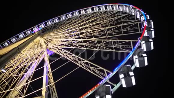 巨大的观察轮停止了夜间游乐园的移动视频的预览图