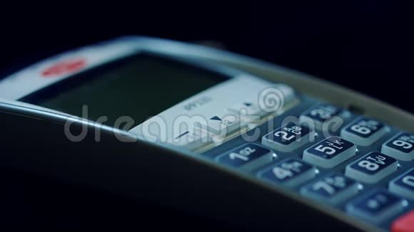 移动NFC支付在pos终端用手机支付客户的手视频的预览图