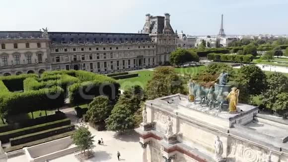 阳光明媚的夏日巴黎著名凯旋门空中全景视频的预览图
