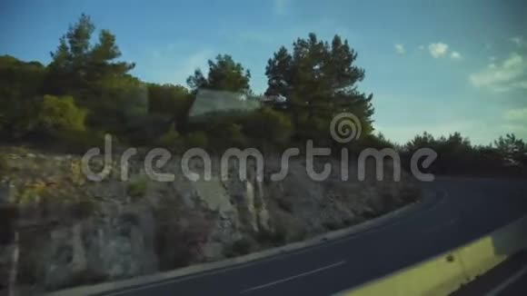 在山上高速公路上行驶的汽车景观视频的预览图