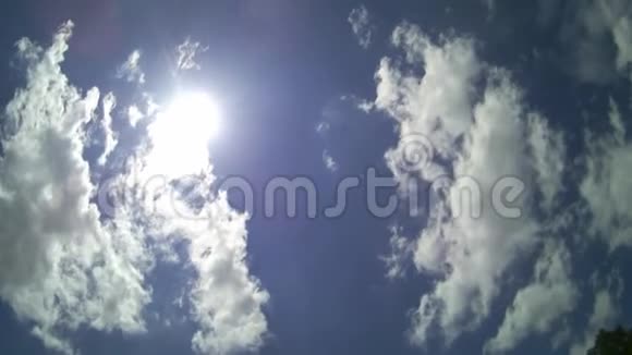 美丽的云景与大建筑云和日出通过云团视频的预览图